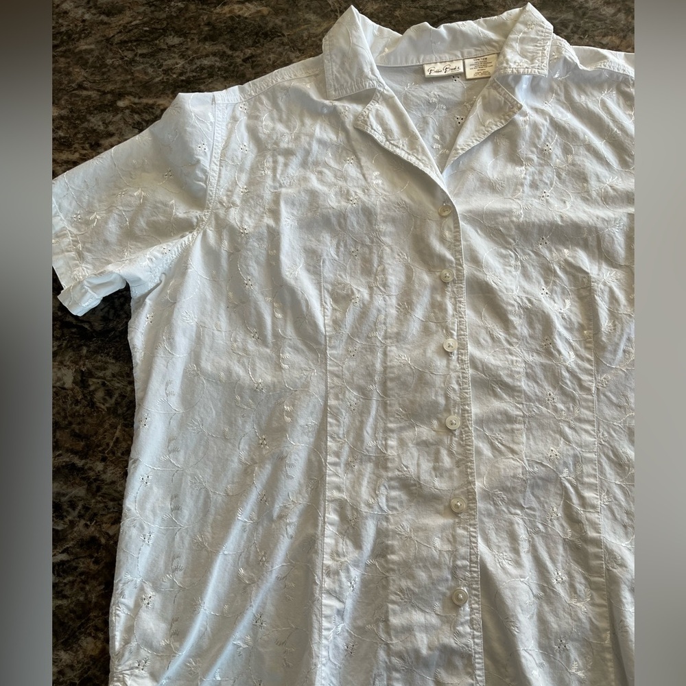 Women’s Bobbie Brooks White Embroidered Short Sleeve Shirt